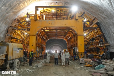 Thông hầm và hợp long cầu vượt sông dài nhất cao tốc Mai Sơn - QL45