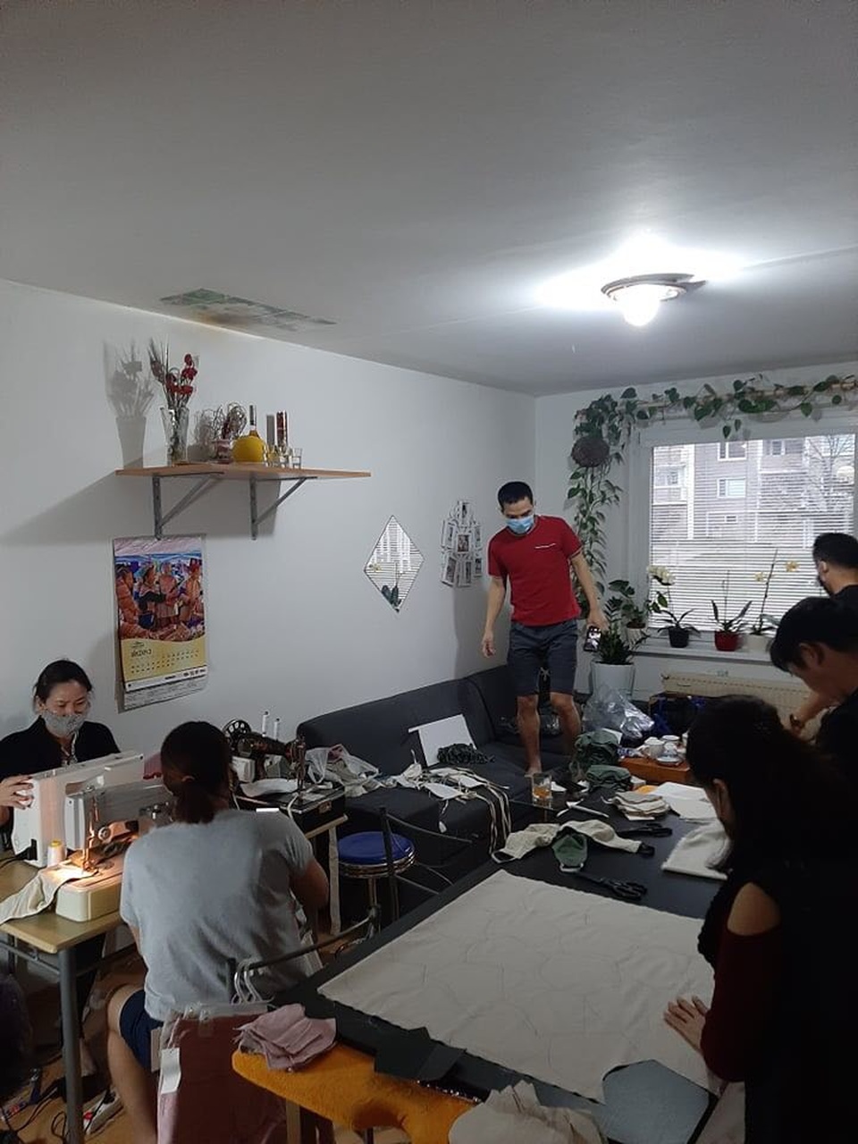 Người Việt tại Séc may khẩu trang phát tặng chống dịch Covid-19 - 6 Người Việt tại Séc may khẩu trang phát tặng chống dịch Covid-19 - 6