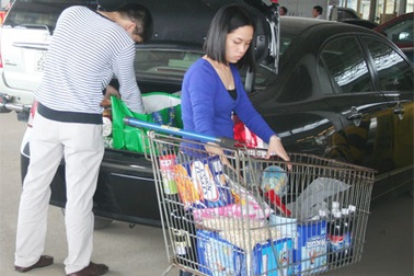 Chen chân vào siêu thị sắm Tết