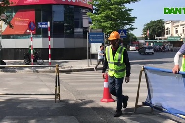 Công nhân "đội nắng" rào đường Trần Hưng Đạo phục vụ thi công ga ngầm đường sắt đô thị Hà Nội