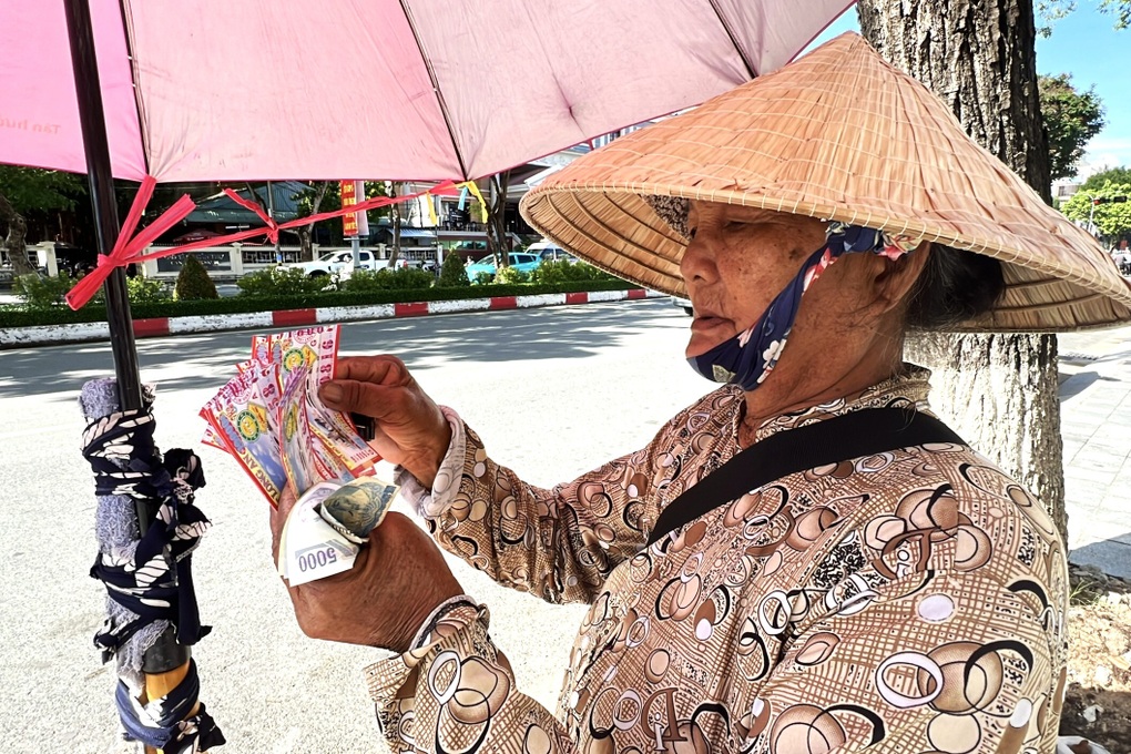 Trăm ngàn người nghèo đi phân phát... vận may - 2
