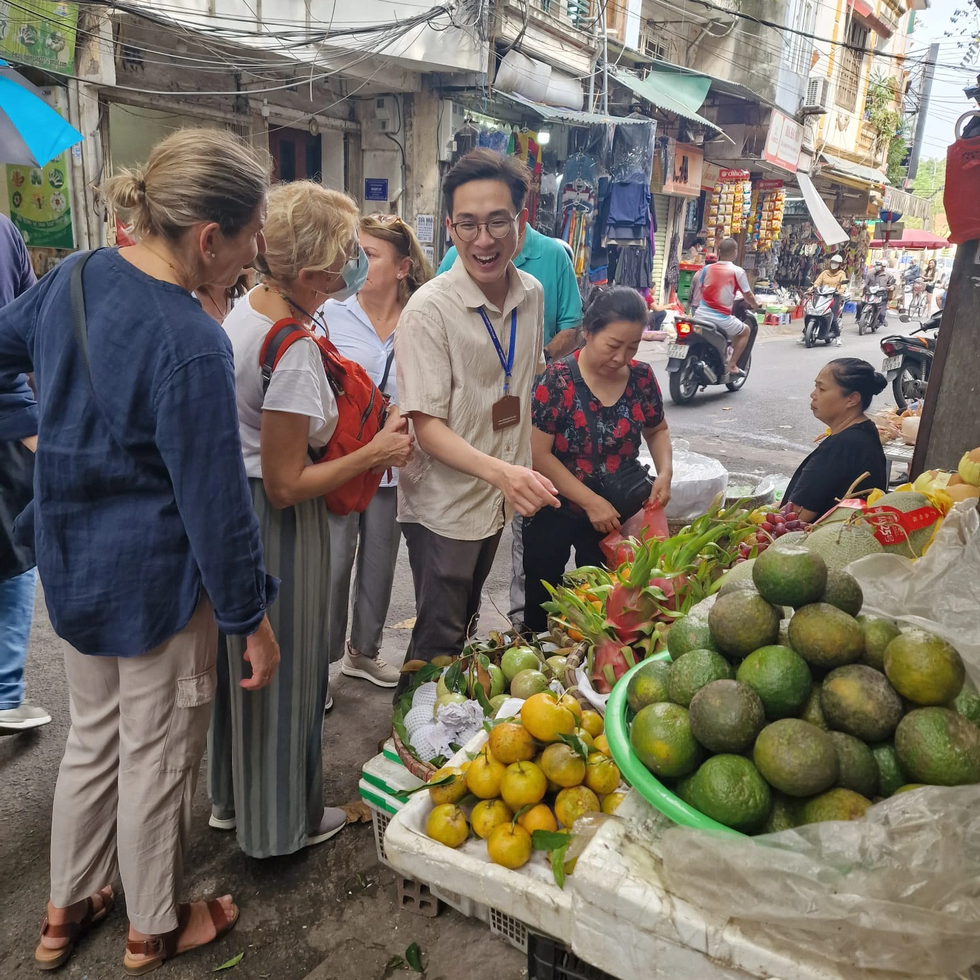 Khách Tây sang Việt Nam đi làm ruộng, tuốt lúa, lần đầu sờ thử con trâu - 7 Khách Tây sang Việt Nam đi làm ruộng, tuốt lúa, lần đầu sờ thử con trâu - 7