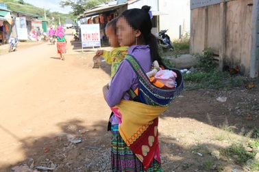 Những người mẹ trẻ sinh con từ thuở 12