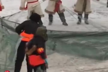 Xem ngư dân khoan cắt băng thu hoạch cá giữa cái lạnh -20 độ C ở biển hồ