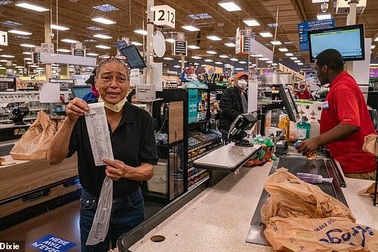 Tyler Perry trả tiền cho người lớn tuổi mua sắm tại 73 cửa hiệu