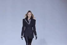 Bị đeo vòng quản thúc, "tiểu thư lừa đảo" vẫn tự tin catwalk chuyên nghiệp