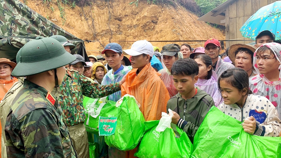 Sạt lở Trà Leng: “Không khóc nổi” bên nấm mồ của bố mẹ - 1 Sạt lở Trà Leng: “Không khóc nổi” bên nấm mồ của bố mẹ - 1