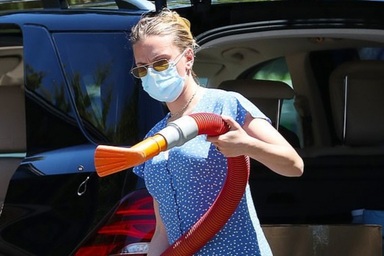 Scarlett Johansson đeo khẩu trang tự rửa xe