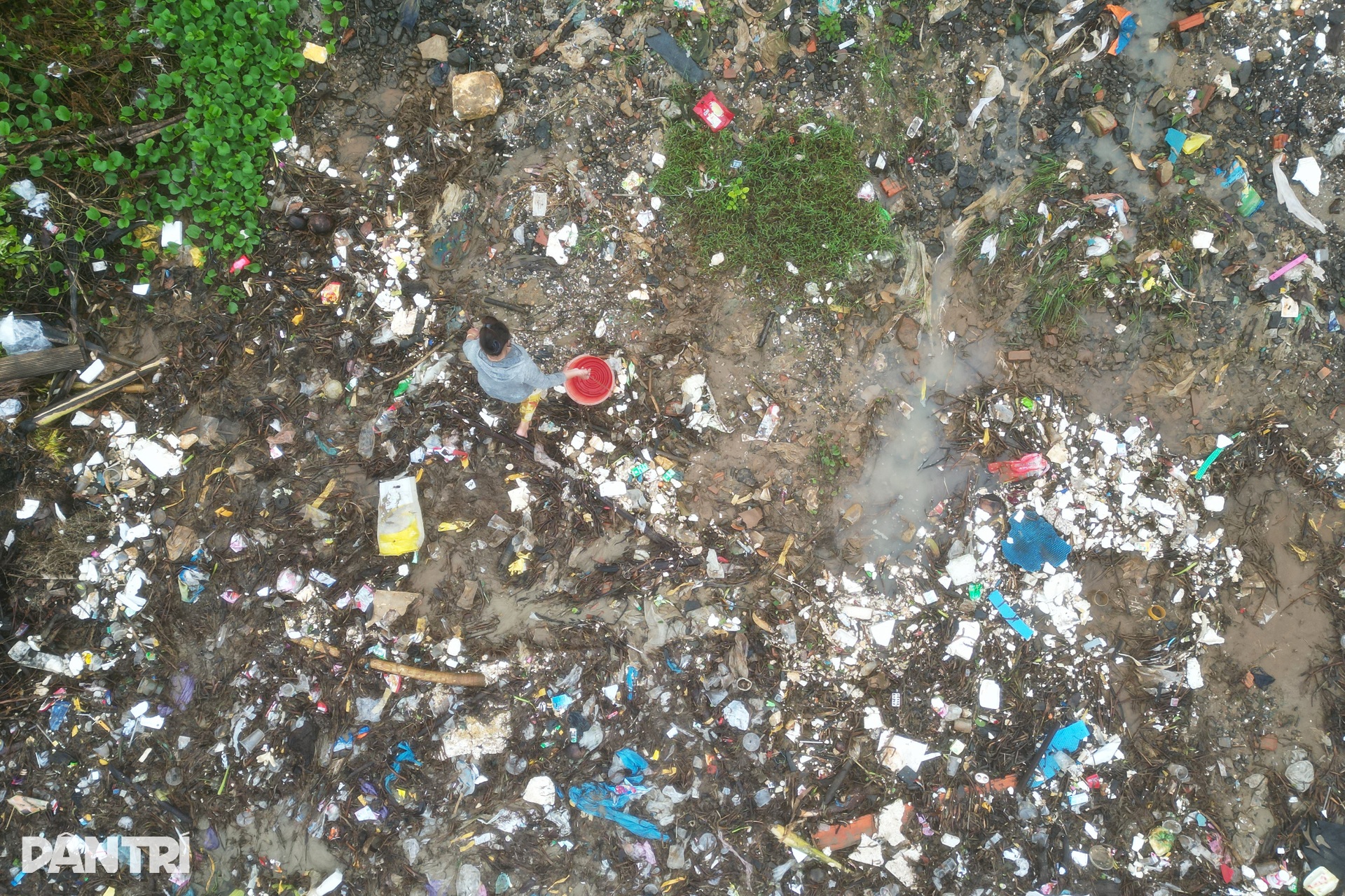 Rác thải phủ kín bờ biển Quảng Ngãi - 4