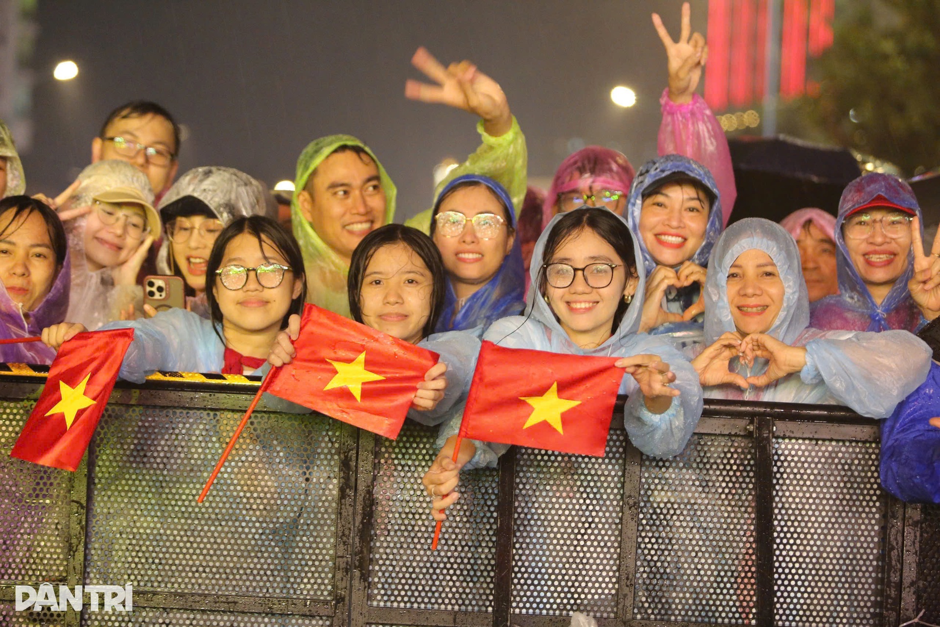 Ca sĩ Trọng Tấn, Hương Tràm đội mưa diễn trong đêm nhạc mừng 2/9 - 4 Ca sĩ Trọng Tấn, Hương Tràm đội mưa diễn trong đêm nhạc mừng 2/9 - 4