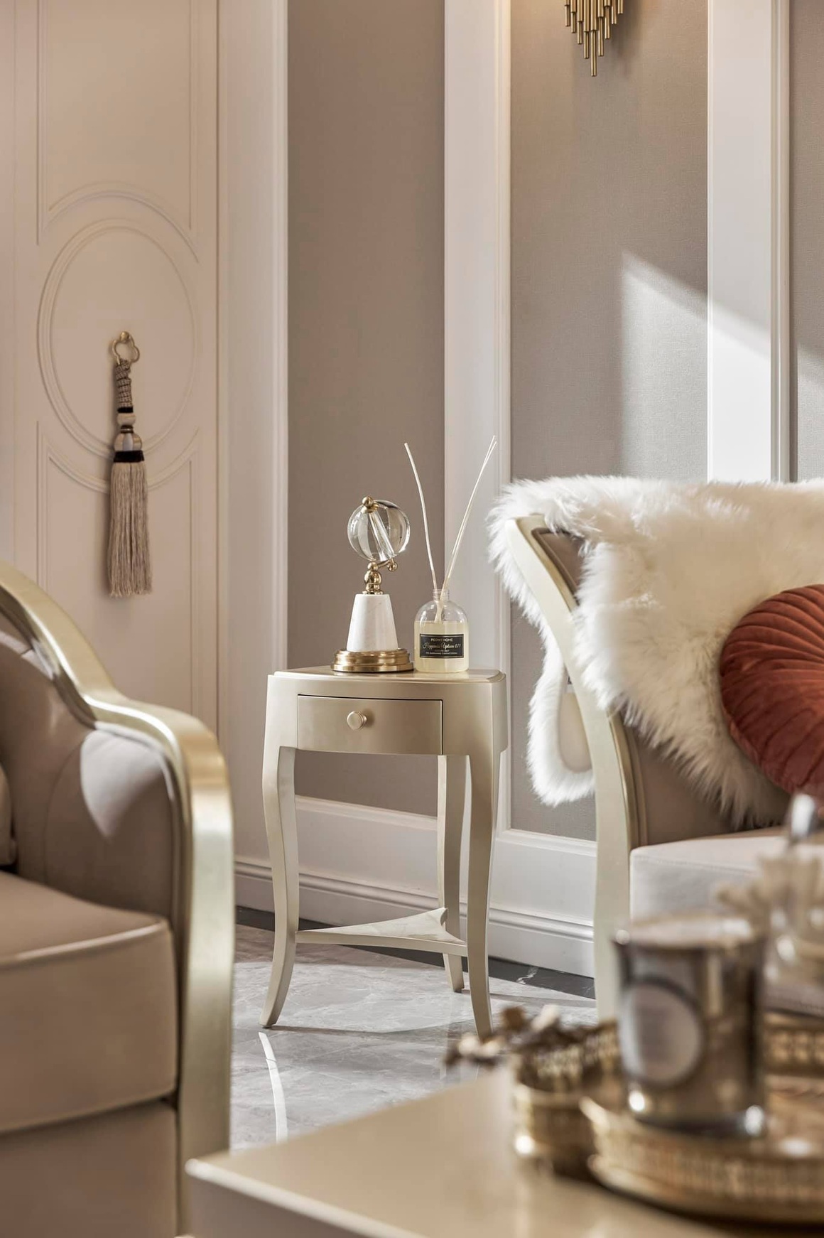 Căn biệt thự đẹp lung linh với nội thất màu Champagne, lạ mà cuốn hút - 20 Căn biệt thự đẹp lung linh với nội thất màu Champagne, lạ mà cuốn hút - 20