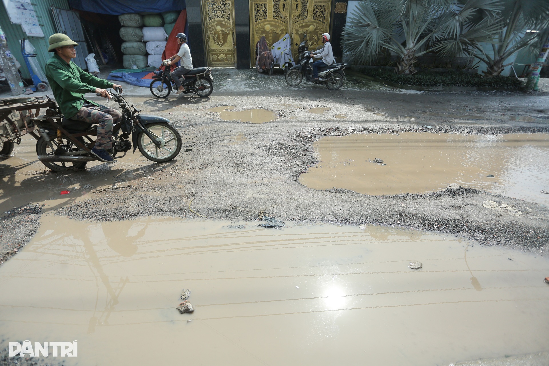 Người dân khổ sở vì tuyến đường chi chít ổ gà, ổ voi ở TPHCM - 3 Người dân khổ sở vì tuyến đường chi chít ổ gà, ổ voi ở TPHCM - 3