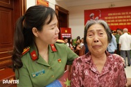 Cụ bà 83 tuổi mừng đến bật khóc khi được lấy mẫu ADN tìm anh trai liệt sĩ