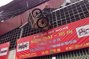 Lốc xoáy "ném" xe cải tiến bay lên nóc nhà