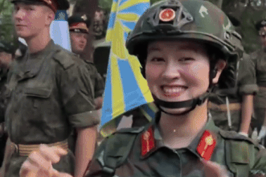 Nữ chiến sĩ A80 kể lại khoảnh khắc tương tác gây sốt với nam quân nhân Nga