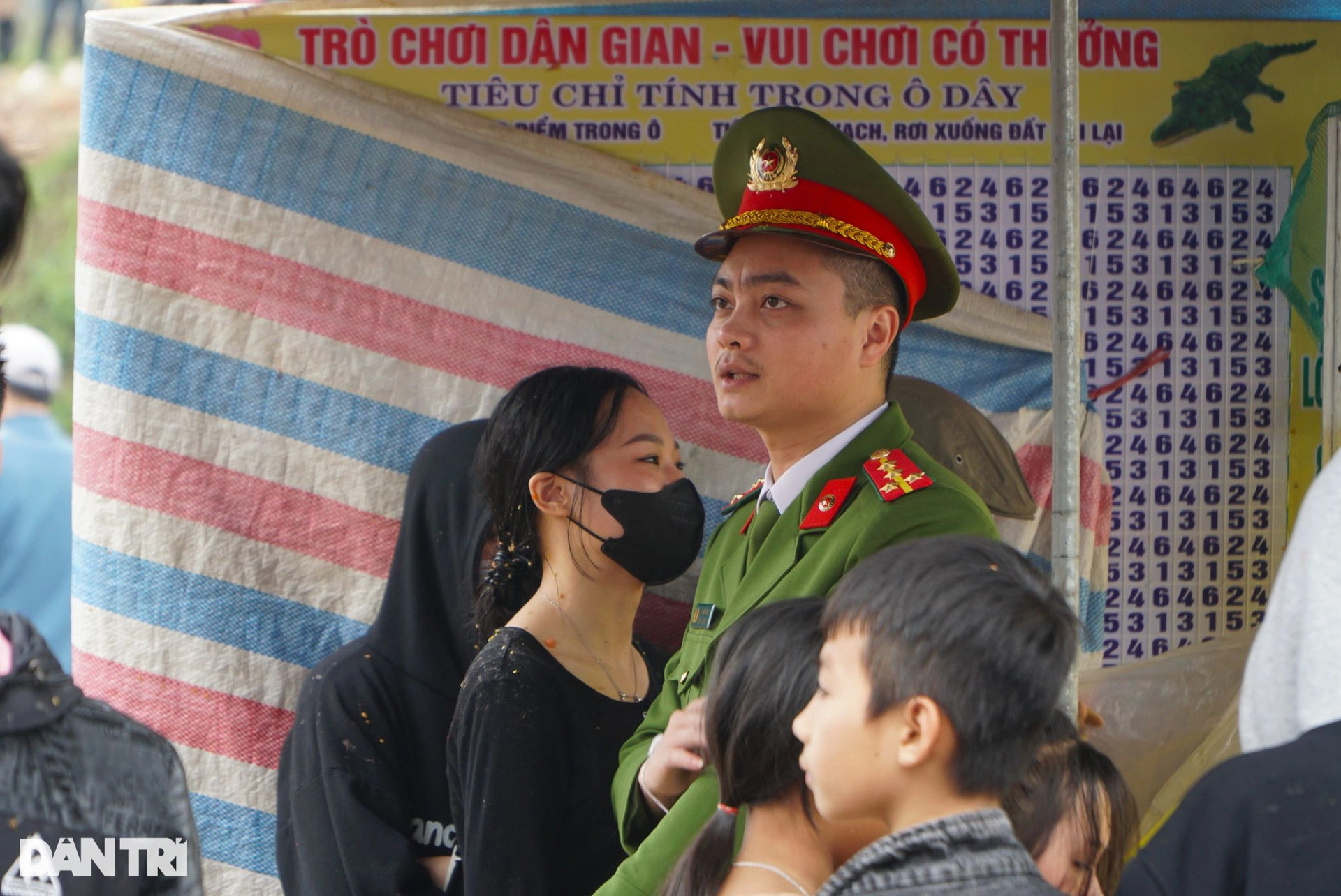 Trai, gái ném nhau bằng cà chua lấy may ở phiên chợ độc nhất xứ Thanh - 8 Trai, gái ném nhau bằng cà chua lấy may ở phiên chợ độc nhất xứ Thanh - 8