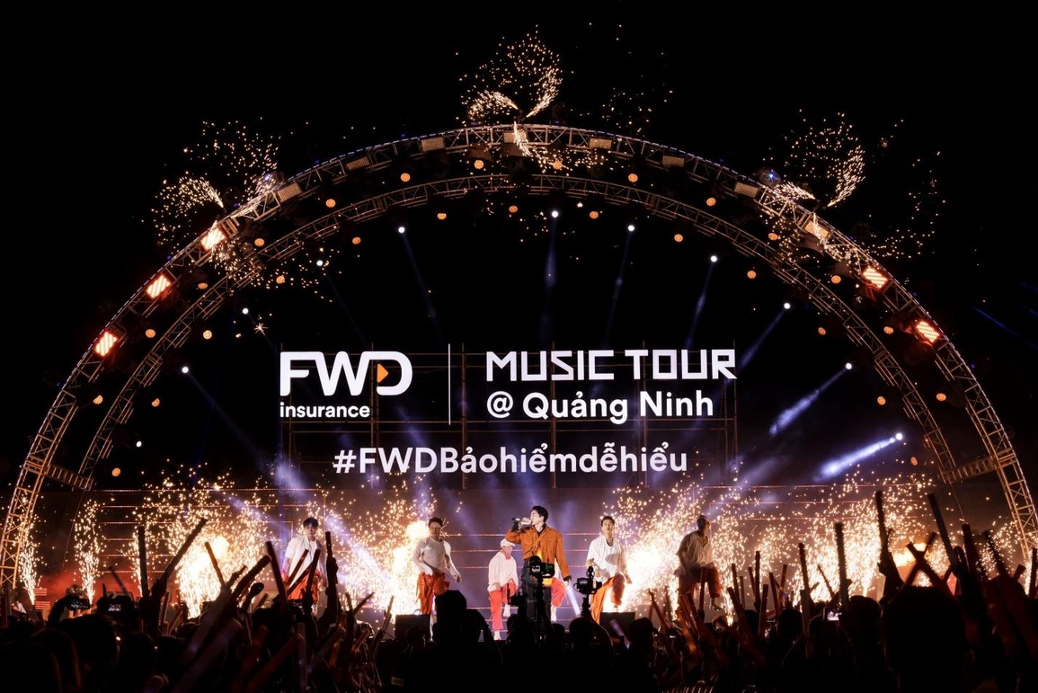 Ban Giám đốc FWD nghiêng mình tri ân khách hàng tại FWD Music Tour - 5 Ban Giám đốc FWD nghiêng mình tri ân khách hàng tại FWD Music Tour - 5