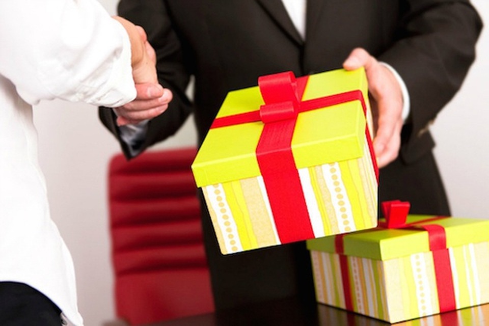 Xử lý ngay những trường hợp tặng quà, nhận quà Tết trái quy định - 1 Xử lý ngay những trường hợp tặng quà, nhận quà Tết trái quy định - 1