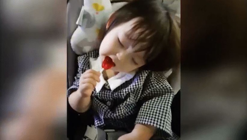 Bão like dành cho cô bé vừa ăn vừa ngủ đáng yêu như thiên thần - 1