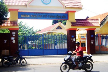 Thu tiền học sinh... xây sân tennis