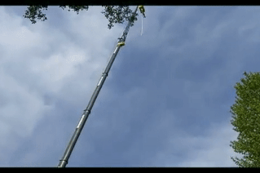 Nhảy bungee bất ngờ bị tuột dây, du khách rơi tự do 100m xuống đất