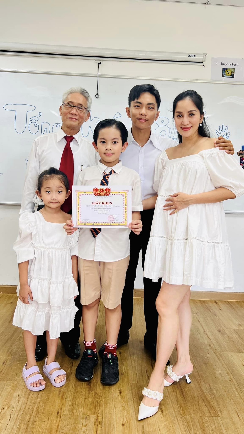 Khánh Thi có bầu lần 3 ở tuổi 41: Sắc vóc gợi cảm, chồng cưng chiều hết mực - 12 Khánh Thi có bầu lần 3 ở tuổi 41: Sắc vóc gợi cảm, chồng cưng chiều hết mực - 12