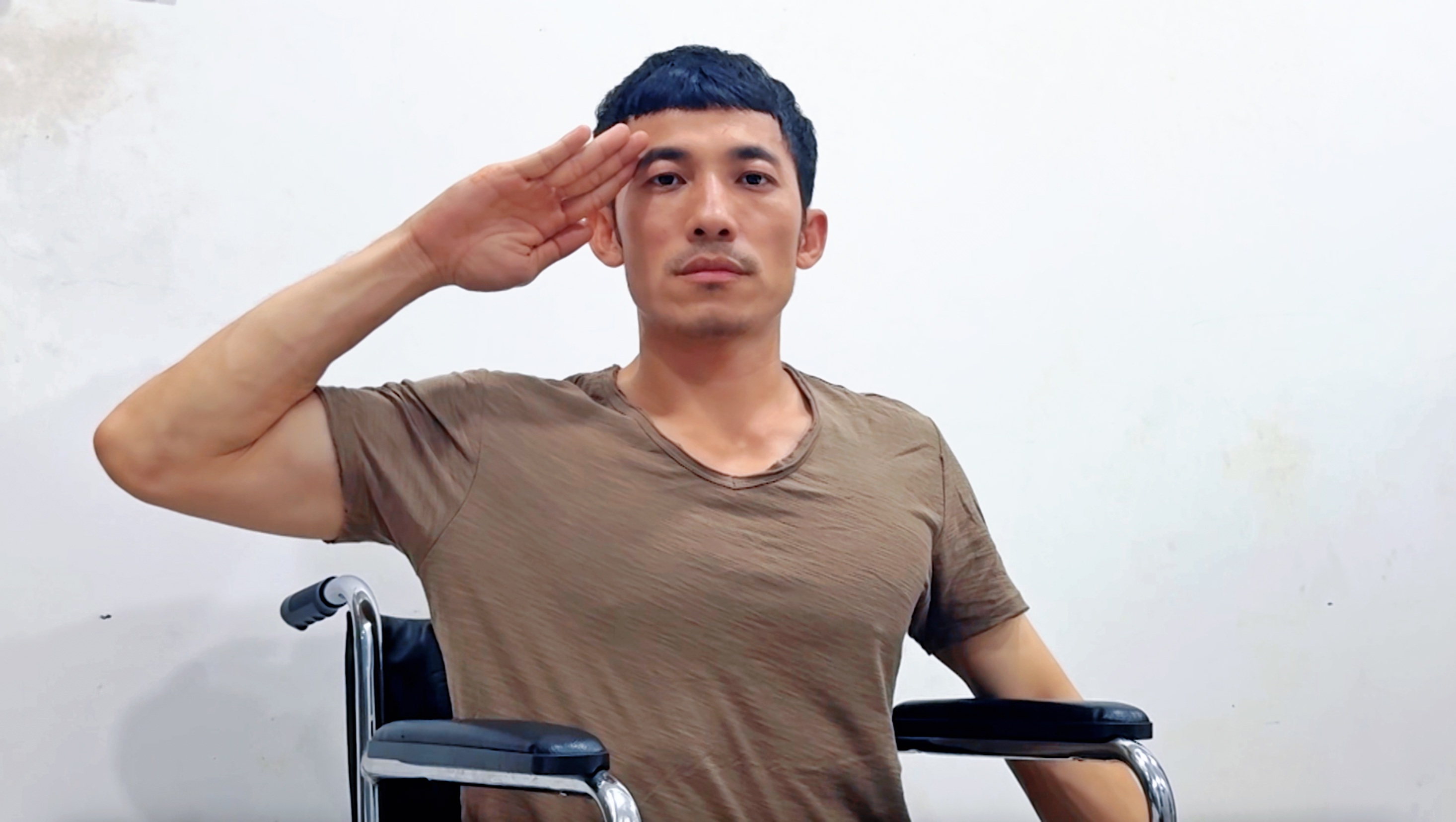 Liên Bỉnh Phát ngồi xe lăn, rời show thực tế vì chấn thương - 1