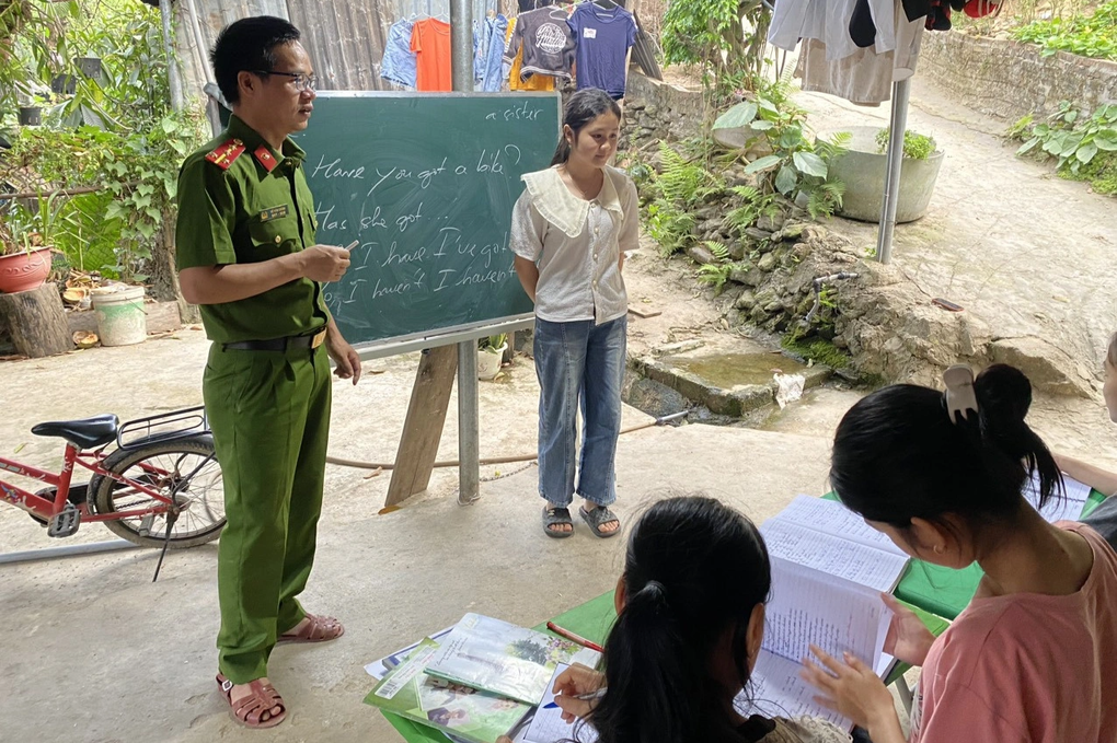 Lớp học đặc biệt trên khoảnh sân nhỏ của thầy giáo công an - 2 Lớp học đặc biệt trên khoảnh sân nhỏ của thầy giáo công an - 2