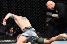 Võ sĩ ra đòn liên tiếp, hạ gục được đối thủ