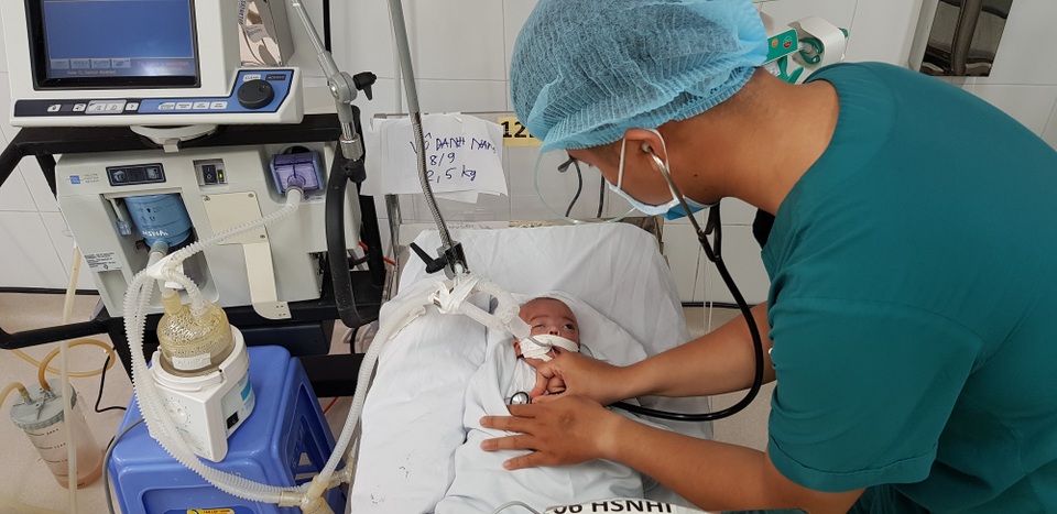 Bé trai bị bỏ rơi ở sân chùa: Người mẹ bật khóc khi được nhận lại con - 1 Bé trai bị bỏ rơi ở sân chùa: Người mẹ bật khóc khi được nhận lại con - 1