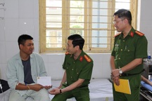 Chiến sĩ cảnh sát lao vào đám cháy cõng cụ già và 2 trẻ nhỏ