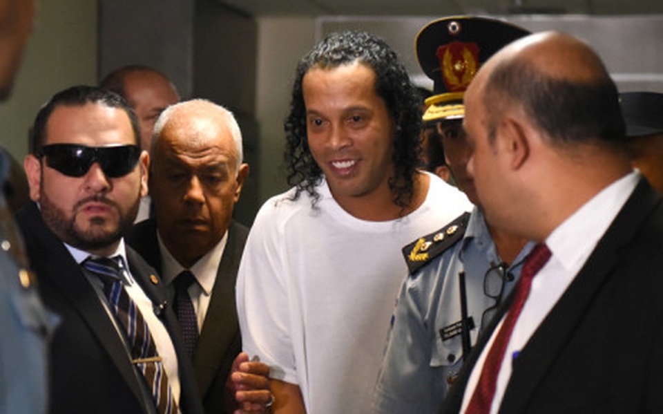 Bạn tù khóc trong bữa tiệc chia tay Ronaldinho - 1 Bạn tù khóc trong bữa tiệc chia tay Ronaldinho - 1