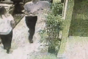 Thán phục người phục vụ bàn “dù ngã cũng không rơi đĩa”