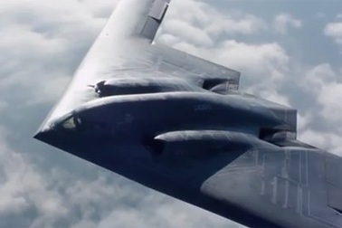 Oanh tạc cơ chao liệng trên không như làm xiếc