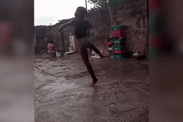 Ước mơ thành sự thật của cậu bé nghèo múa ba-lê trong sân nhà