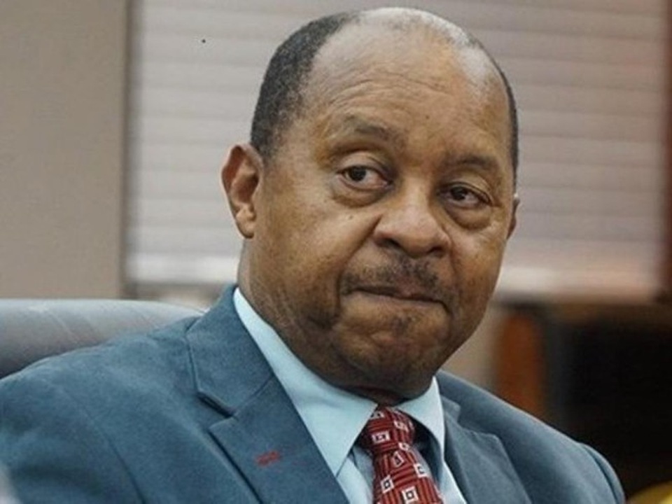 Zimbabwe bắt khẩn cấp Bộ trưởng Y tế vì bê bối thổi giá thiết bị - 1 Zimbabwe bắt khẩn cấp Bộ trưởng Y tế vì bê bối thổi giá thiết bị - 1