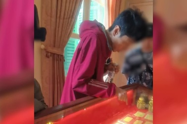 Hướng dẫn viên Hàn Quốc nói cha của vua Bảo Đại có 100 người con