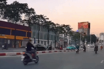 Xe máy lao như "tên bắn", đâm ngã xe khác đang quay đầu trái phép trên cầu