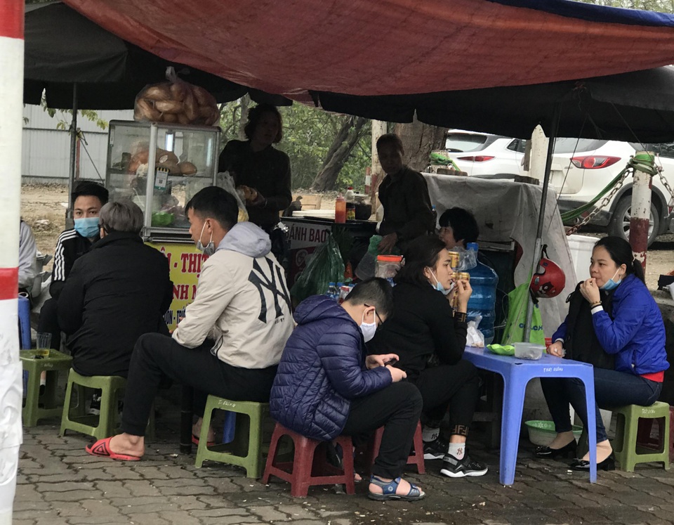 Trà đá vỉa hè ở Hà Nội vẫn ngang nhiên bày bán bất chấp lệnh cấm - 5 Trà đá vỉa hè ở Hà Nội vẫn ngang nhiên bày bán bất chấp lệnh cấm - 5