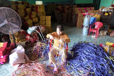 Thủ phủ hương trầm đìu hiu khác lạ, chủ vựa khóc ôm nghìn bó nhang ế