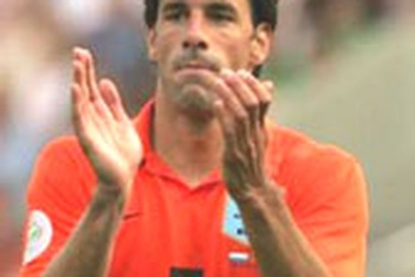 Bayern “dạm ngõ” van Nistelrooy