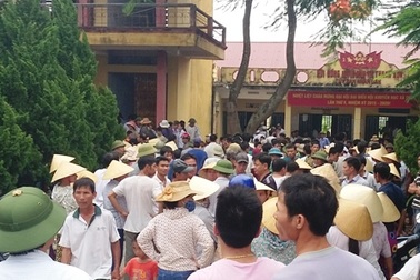 Dân bao vây UBND xã phản đối dự án xử lý rác thải