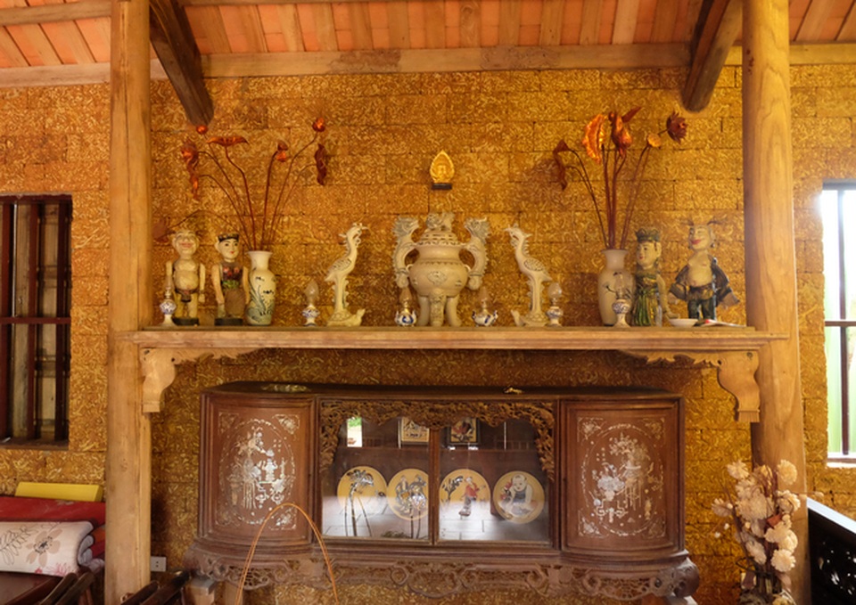 Độc nhất Hà Nội: Biệt phủ làm từ đá ong, bên trong toàn đồ cổ quý - 6