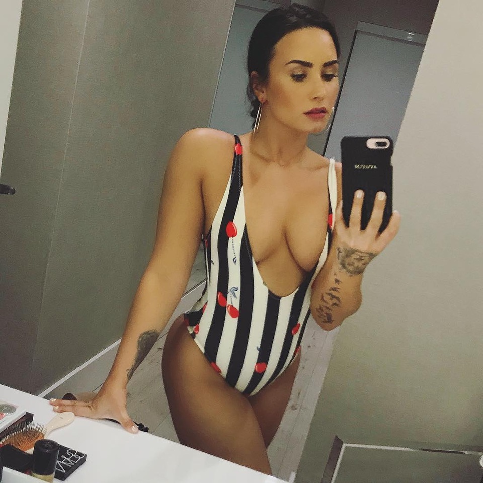 Demi Lovato tiết lộ lý do chia tay bạn trai sau 2 tháng đính hôn - 8 Demi Lovato tiết lộ lý do chia tay bạn trai sau 2 tháng đính hôn - 8