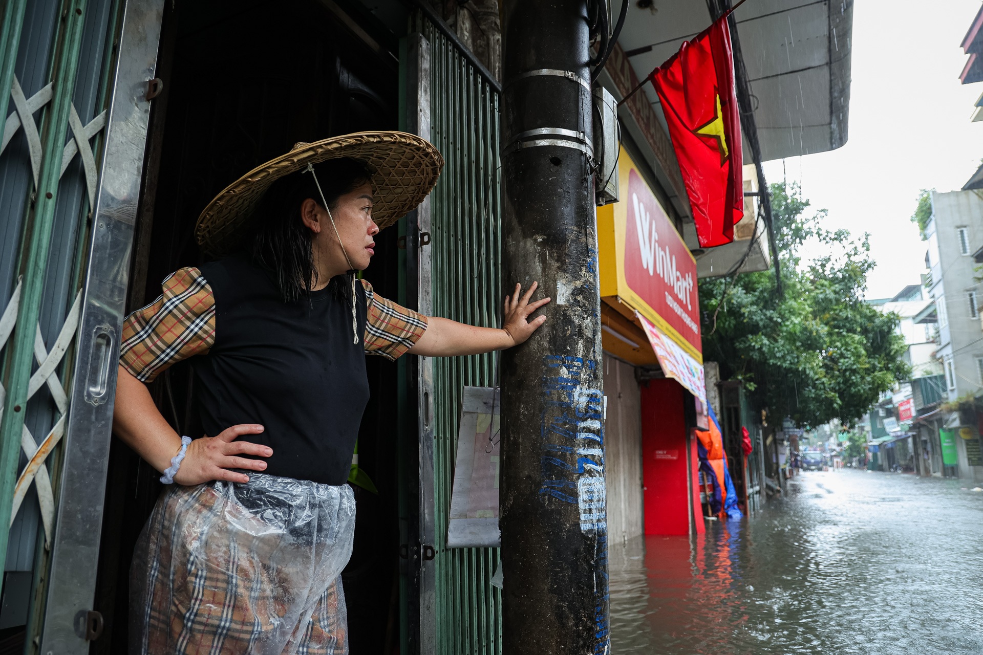 Lũ sông Hồng lên đột ngột, người Hà Nội hối hả kê cao đồ, sơ tán khỏi chỗ ở - 7