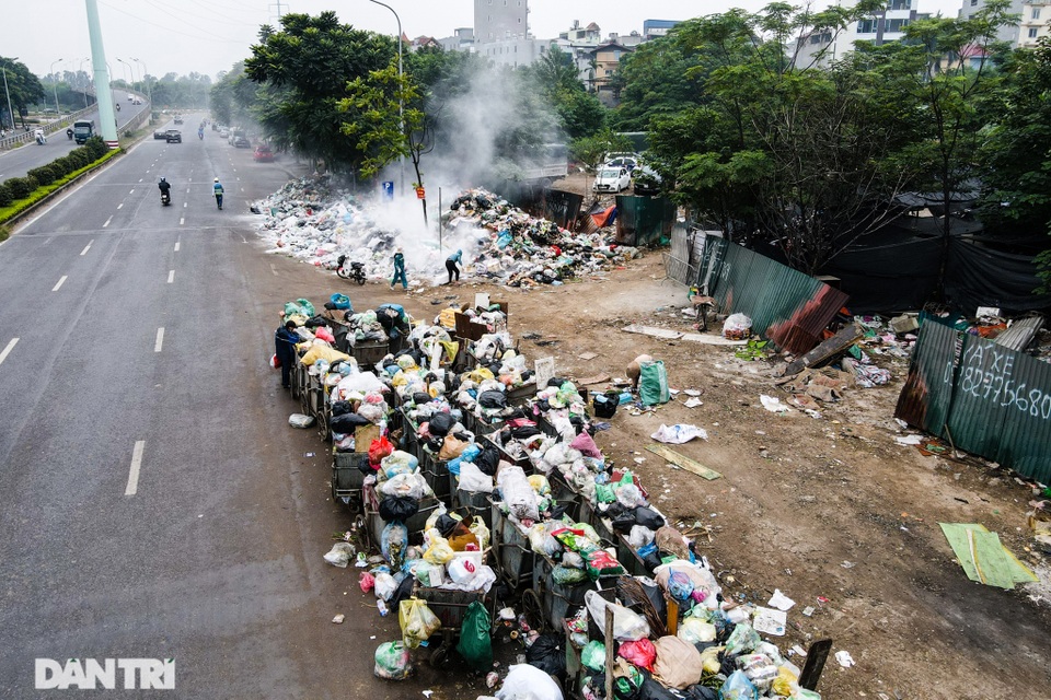 Rác thải hôi thối chất đống trên vỉa hè, tràn ra lòng đường tại Hà Nội - 13 Rác thải hôi thối chất đống trên vỉa hè, tràn ra lòng đường tại Hà Nội - 13