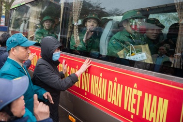 Người thân xúc động tiễn thanh niên Hà Nội lên đường nhập ngũ