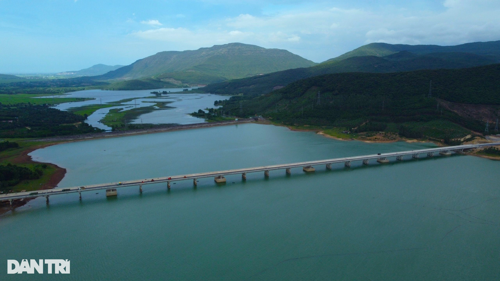 Cầu vượt hồ dài nhất cao tốc qua Thanh Hóa trước ngày thông xe - 11