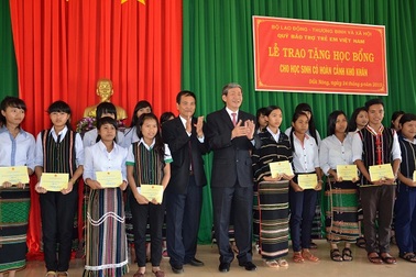 Trao 100 suất học bổng đến học sinh nghèo Đắk Nông