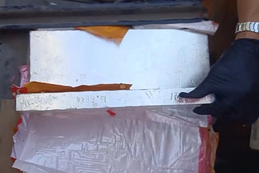 Triệt phá đường dây vận chuyển 235kg bạc qua biên giới